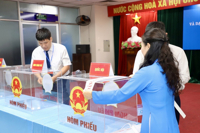 Thứ trưởng Thường trực Lâm Thị Phương Thanh bỏ phiếu bầu cử tại Khu vực số 16, phường Yên Hòa, Hà Nội - Ảnh 12. Thứ trưởng Thường trực Lâm Thị Phương Thanh bỏ phiếu bầu cử tại Khu vực số 16, phường Yên Hòa, Hà Nội - Ảnh 12.