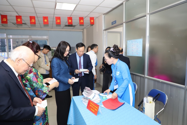 Thứ trưởng Thường trực Lâm Thị Phương Thanh bỏ phiếu bầu cử tại Khu vực số 16, phường Yên Hòa, Hà Nội - Ảnh 13. Thứ trưởng Thường trực Lâm Thị Phương Thanh bỏ phiếu bầu cử tại Khu vực số 16, phường Yên Hòa, Hà Nội - Ảnh 13.