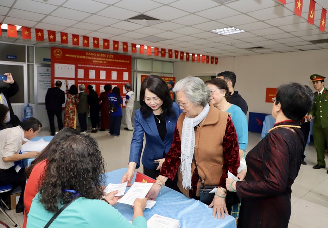 Thứ trưởng Thường trực Lâm Thị Phương Thanh bỏ phiếu bầu cử tại Khu vực số 16, phường Yên Hòa, Hà Nội - Ảnh 3. Thứ trưởng Thường trực Lâm Thị Phương Thanh bỏ phiếu bầu cử tại Khu vực số 16, phường Yên Hòa, Hà Nội - Ảnh 3.