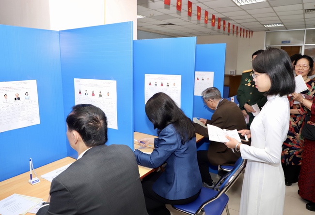 Thứ trưởng Thường trực Lâm Thị Phương Thanh bỏ phiếu bầu cử tại Khu vực số 16, phường Yên Hòa, Hà Nội - Ảnh 14. Thứ trưởng Thường trực Lâm Thị Phương Thanh bỏ phiếu bầu cử tại Khu vực số 16, phường Yên Hòa, Hà Nội - Ảnh 14.