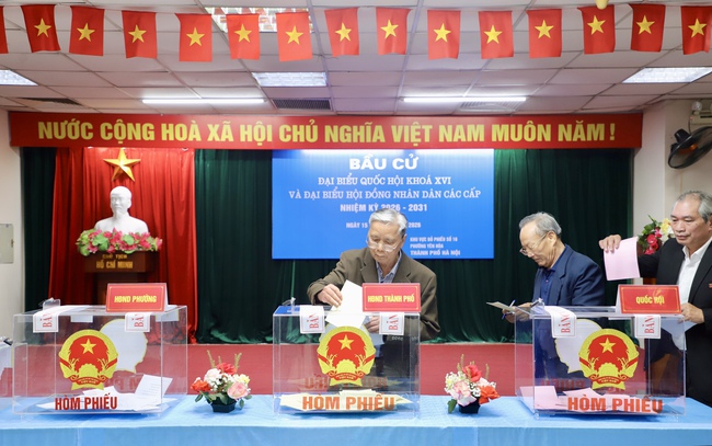 Thứ trưởng Thường trực Lâm Thị Phương Thanh bỏ phiếu bầu cử tại Khu vực số 16, phường Yên Hòa, Hà Nội - Ảnh 17. Thứ trưởng Thường trực Lâm Thị Phương Thanh bỏ phiếu bầu cử tại Khu vực số 16, phường Yên Hòa, Hà Nội - Ảnh 17.