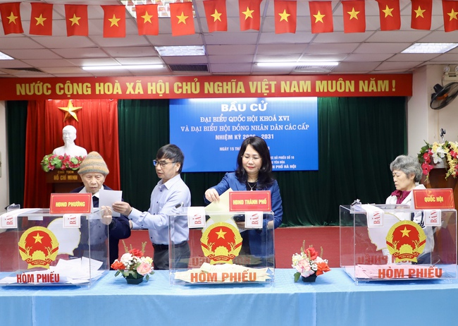 Thứ trưởng Thường trực Lâm Thị Phương Thanh bỏ phiếu bầu cử tại Khu vực số 16, phường Yên Hòa, Hà Nội - Ảnh 4. Thứ trưởng Thường trực Lâm Thị Phương Thanh bỏ phiếu bầu cử tại Khu vực số 16, phường Yên Hòa, Hà Nội - Ảnh 4.