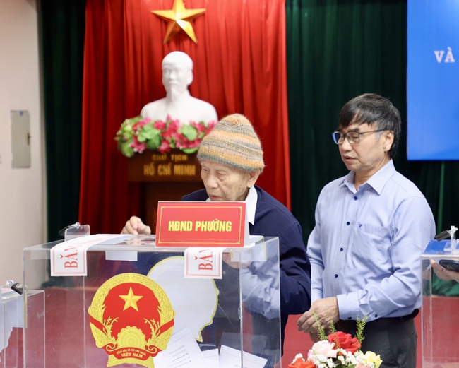 Thứ trưởng Thường trực Lâm Thị Phương Thanh bỏ phiếu bầu cử tại Khu vực số 16, phường Yên Hòa, Hà Nội - Ảnh 6. Thứ trưởng Thường trực Lâm Thị Phương Thanh bỏ phiếu bầu cử tại Khu vực số 16, phường Yên Hòa, Hà Nội - Ảnh 6.