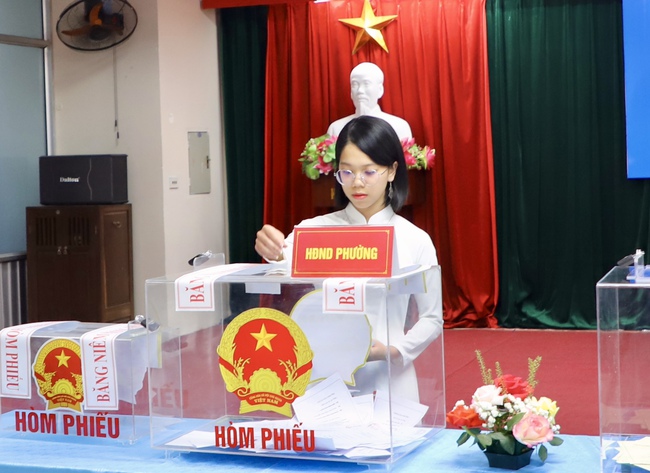 Thứ trưởng Thường trực Lâm Thị Phương Thanh bỏ phiếu bầu cử tại Khu vực số 16, phường Yên Hòa, Hà Nội - Ảnh 19. Thứ trưởng Thường trực Lâm Thị Phương Thanh bỏ phiếu bầu cử tại Khu vực số 16, phường Yên Hòa, Hà Nội - Ảnh 19.