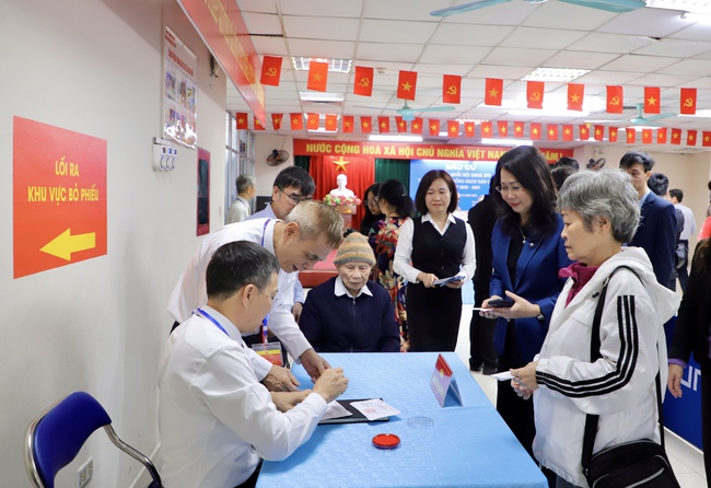 Thứ trưởng Thường trực Lâm Thị Phương Thanh bỏ phiếu bầu cử tại Khu vực số 16, phường Yên Hòa, Hà Nội - Ảnh 5. Thứ trưởng Thường trực Lâm Thị Phương Thanh bỏ phiếu bầu cử tại Khu vực số 16, phường Yên Hòa, Hà Nội - Ảnh 5.