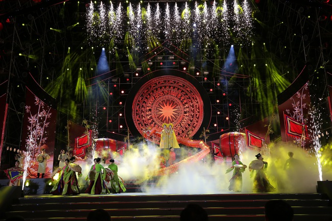 TP.HCM: Rực rỡ đêm hội Nguyên Tiêu - Mừng xuân Bính Ngọ 2026 - Ảnh 6. TP.HCM: Rực rỡ đêm hội Nguyên Tiêu - Mừng xuân Bính Ngọ 2026 - Ảnh 6.