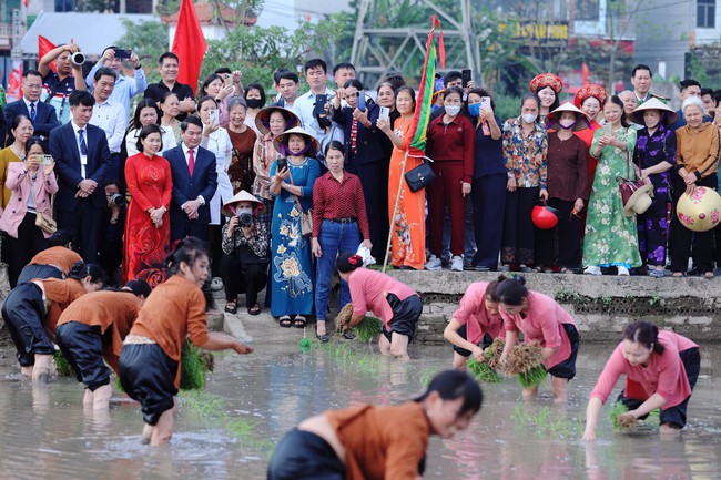 Lễ hội Vua Hùng dạy dân cấy lúa - Ảnh 3. Lễ hội Vua Hùng dạy dân cấy lúa - Ảnh 3.