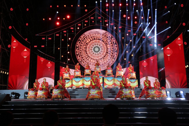 TP.HCM: Rực rỡ đêm hội Nguyên Tiêu - Mừng xuân Bính Ngọ 2026 - Ảnh 1. TP.HCM: Rực rỡ đêm hội Nguyên Tiêu - Mừng xuân Bính Ngọ 2026 - Ảnh 1.