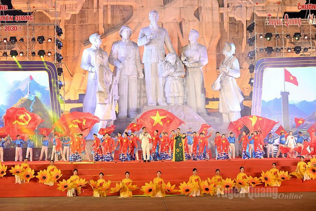 Nâng cao chất lượng công tác văn hóa, xã hội, xây dựng con người Tuyên Quang đáp ứng yêu cầu phát triển toàn diện, bền vững - Ảnh 1. Nâng cao chất lượng công tác văn hóa, xã hội, xây dựng con người Tuyên Quang đáp ứng yêu cầu phát triển toàn diện, bền vững - Ảnh 1.