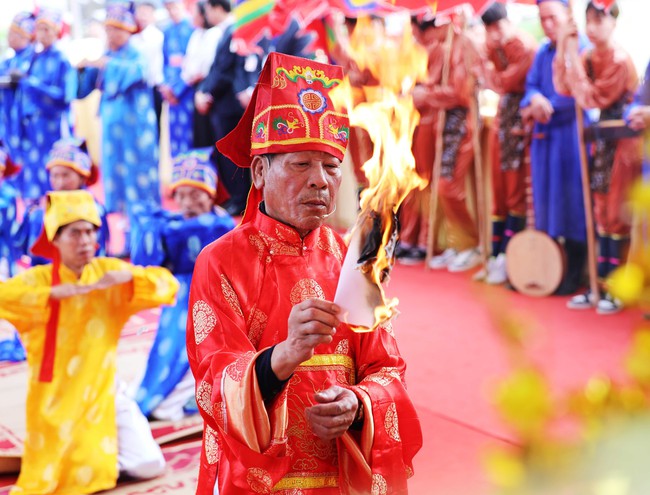 Lễ hội Vua Hùng dạy dân cấy lúa - Ảnh 2. Lễ hội Vua Hùng dạy dân cấy lúa - Ảnh 2.