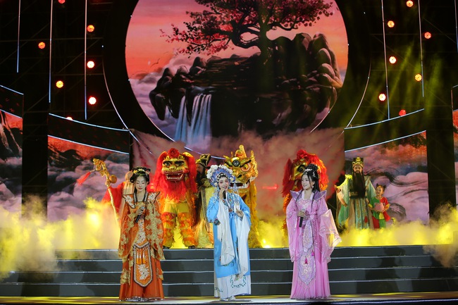 TP.HCM: Rực rỡ đêm hội Nguyên Tiêu - Mừng xuân Bính Ngọ 2026 - Ảnh 9. TP.HCM: Rực rỡ đêm hội Nguyên Tiêu - Mừng xuân Bính Ngọ 2026 - Ảnh 9.