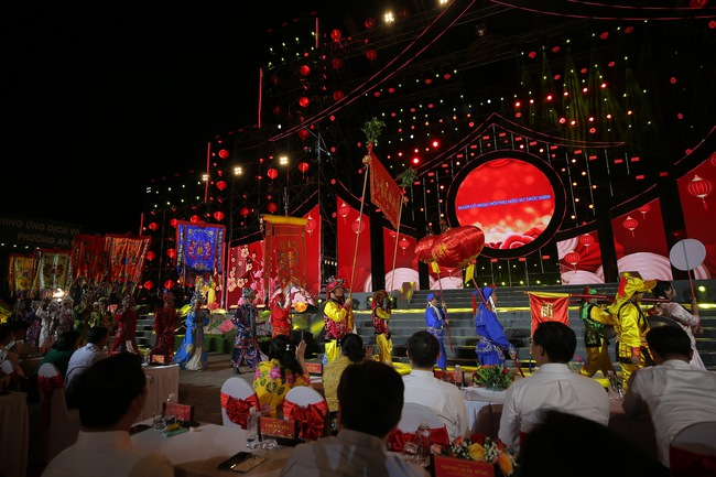 TP.HCM: Rực rỡ đêm hội Nguyên Tiêu - Mừng xuân Bính Ngọ 2026 - Ảnh 11. TP.HCM: Rực rỡ đêm hội Nguyên Tiêu - Mừng xuân Bính Ngọ 2026 - Ảnh 11.