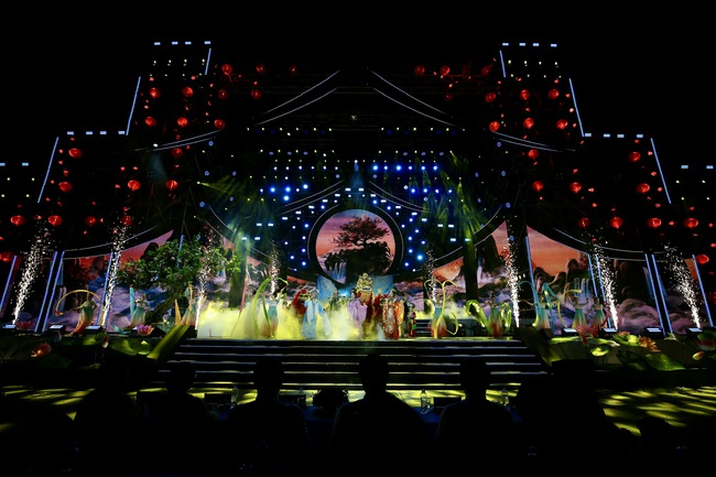 TP.HCM: Rực rỡ đêm hội Nguyên Tiêu - Mừng xuân Bính Ngọ 2026 - Ảnh 5. TP.HCM: Rực rỡ đêm hội Nguyên Tiêu - Mừng xuân Bính Ngọ 2026 - Ảnh 5.