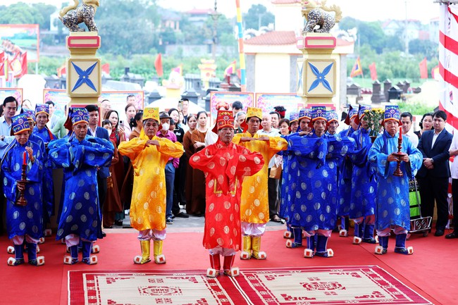 Lễ hội Vua Hùng dạy dân cấy lúa - Ảnh 1. Lễ hội Vua Hùng dạy dân cấy lúa - Ảnh 1.