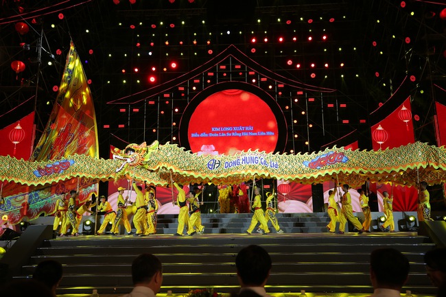 TP.HCM: Rực rỡ đêm hội Nguyên Tiêu - Mừng xuân Bính Ngọ 2026 - Ảnh 10. TP.HCM: Rực rỡ đêm hội Nguyên Tiêu - Mừng xuân Bính Ngọ 2026 - Ảnh 10.