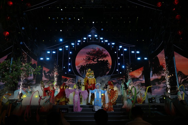 TP.HCM: Rực rỡ đêm hội Nguyên Tiêu - Mừng xuân Bính Ngọ 2026 - Ảnh 13. TP.HCM: Rực rỡ đêm hội Nguyên Tiêu - Mừng xuân Bính Ngọ 2026 - Ảnh 13.