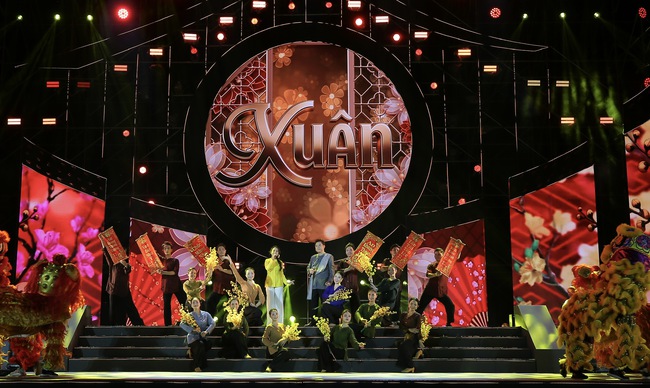 TP.HCM: Rực rỡ đêm hội Nguyên Tiêu - Mừng xuân Bính Ngọ 2026 - Ảnh 7. TP.HCM: Rực rỡ đêm hội Nguyên Tiêu - Mừng xuân Bính Ngọ 2026 - Ảnh 7.