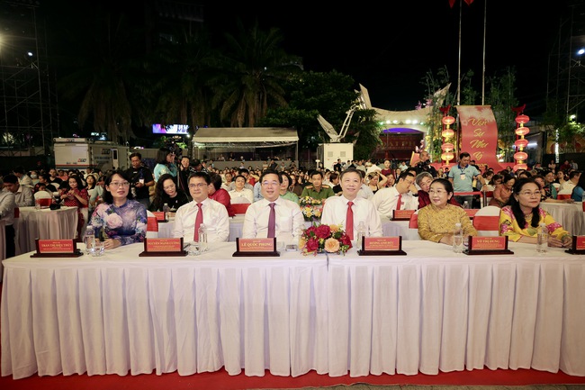 TP.HCM: Rực rỡ đêm hội Nguyên Tiêu - Mừng xuân Bính Ngọ 2026 - Ảnh 3. TP.HCM: Rực rỡ đêm hội Nguyên Tiêu - Mừng xuân Bính Ngọ 2026 - Ảnh 3.