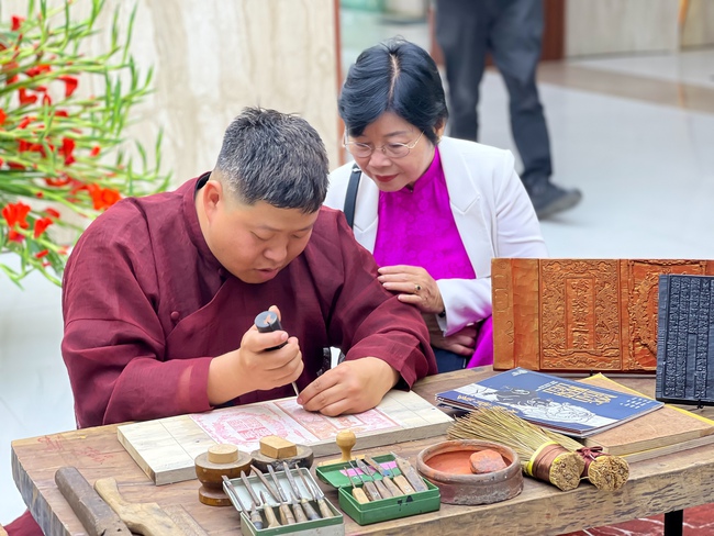 Không gian giới thiệu di sản tư liệu thế giới của Việt Nam và tài liệu lưu trữ quốc gia tiêu biểu: Từ tinh thần Nghị quyết 80 đến hành động thực tiễn - Ảnh 4.