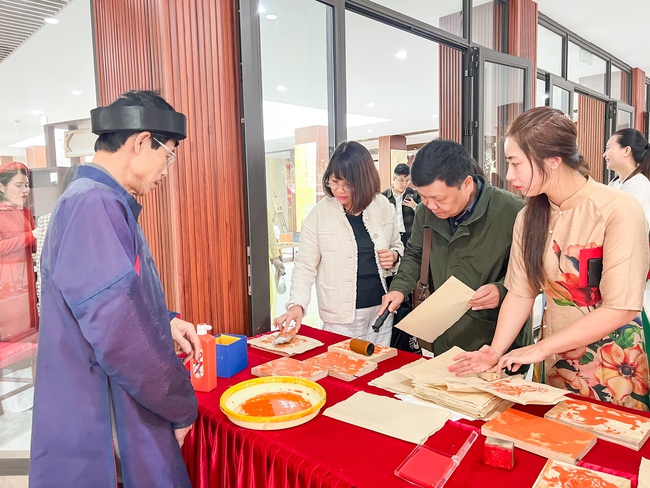 Không gian giới thiệu di sản tư liệu thế giới của Việt Nam và tài liệu lưu trữ quốc gia tiêu biểu: Từ tinh thần Nghị quyết 80 đến hành động thực tiễn - Ảnh 5.