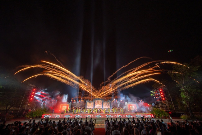 Tôn vinh di sản thi ca của các hoàng đế triều Nguyễn - Ảnh 4. Tôn vinh di sản thi ca của các hoàng đế triều Nguyễn - Ảnh 4.