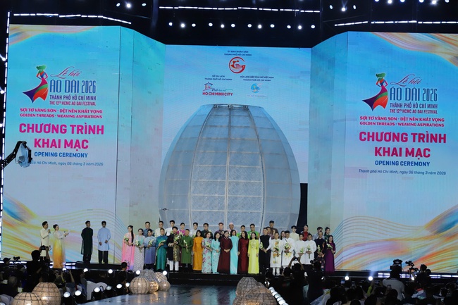 Rực rỡ đêm khai mạc Lễ hội Áo dài TP.HCM lần thứ 12  - Ảnh 2.