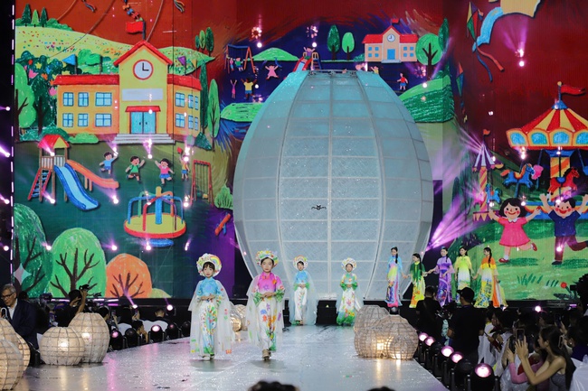 Rực rỡ đêm khai mạc Lễ hội Áo dài TP.HCM lần thứ 12  - Ảnh 8.