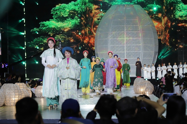 Rực rỡ đêm khai mạc Lễ hội Áo dài TP.HCM lần thứ 12  - Ảnh 4.