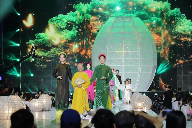 Rực rỡ đêm khai mạc Lễ hội Áo dài TP.HCM lần thứ 12  - Ảnh 7.