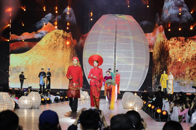 Rực rỡ đêm khai mạc Lễ hội Áo dài TP.HCM lần thứ 12  - Ảnh 9.