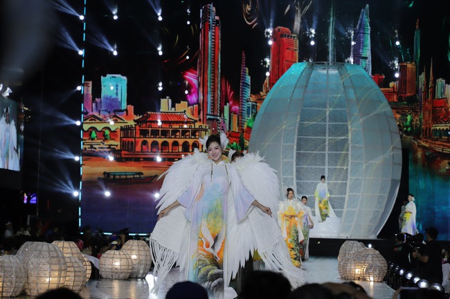 Rực rỡ đêm khai mạc Lễ hội Áo dài TP.HCM lần thứ 12  - Ảnh 10.