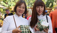 Khách quốc tế trải nghiệm tết Việt với lễ hội bánh chưng