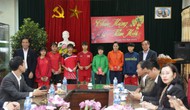 Chủ tịch Liên đoàn bóng đá Việt Nam Lê Khánh Hải tặng quà cho Đội tuyển bóng đá nữ Thái Nguyên