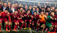 Thủ tướng, Chủ tịch Quốc hội xuống sân chúc mừng chiến thắng của đội tuyển U23 Việt Nam