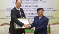 Trao Kỷ niệm chương “Vì sự nghiệp ngành Văn hóa, Thể thao và Du lịch” cho Đại sứ đặc mệnh toàn quyền Cộng hòa Liên bang Đức tại Việt Nam