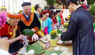 Khách quốc tế trải nghiệm gói bánh chưng đón tết Canh Tý tại Bình Thuận