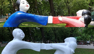 Những bức tượng 60 năm tuổi ở Công viên Thống Nhất bị sơn màu loè loẹt: 