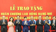Bộ trưởng Bộ VHTTDL Nguyễn Ngọc Thiện trao Huân chương Lao động hạng Nhì cho HLV Park Hang-seo