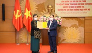 Bộ trưởng Nguyễn Văn Hùng trao Giấy chứng nhận bản quyền tác giả cho tác phẩm “Vũ điệu kết đoàn” của nguyên Phó Chủ tịch Quốc hội Tòng Thị Phóng