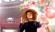 Ấn tượng áo dài Việt Nam với nữ nhiếp ảnh gia Nga