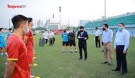 Bộ trưởng Bộ VHTTDL Nguyễn Văn Hùng thăm và động viên đội tuyển bóng đá quốc gia trước ngày lên đường
