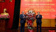 Bộ trưởng Nguyễn Văn Hùng nhận Huy hiệu 40 năm tuổi Đảng