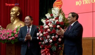 Trao tặng Huy hiệu 40 năm tuổi Đảng cho Bộ trưởng Bộ VHTTDL Nguyễn Văn Hùng