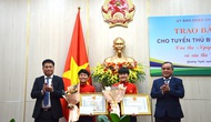 UBND tỉnh Quảng Ngãi trao Bằng khen cho hai tuyển thủ bóng đá nữ Việt Nam