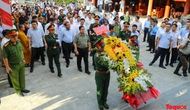 Ảnh: Thủ tướng dâng hương tưởng niệm Chủ tịch Hồ Chí Minh, tri ân anh hùng, liệt sĩ tại nghĩa trang liệt sĩ Quốc tế Việt - Lào