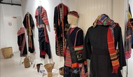 Rực rỡ triển lãm trang phục dân tộc Việt Nam tại Pháp
