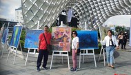 Du khách thích thú “check-in” triển lãm mỹ thuật tại Đà Nẵng