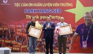 HLV Park Hang-seo và trợ lý Lee Young-jin nhận bằng khen trước khi chia tay Việt Nam