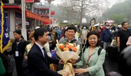 Đón đoàn khách du lịch Trung Quốc đầu tiên trở lại Việt Nam