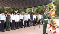 Chủ tịch Quốc hội Vương Đình Huệ và Đoàn công tác Trung ương dâng hương tưởng nhớ anh hùng liệt sĩ tại Quảng Trị